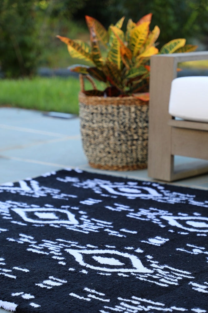 Surah Black Indoor Outdoor Rug